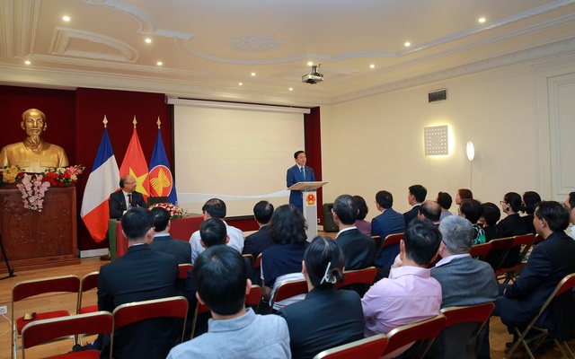 Chìa khóa của phát triển là chuyển đổi xanh, chuyển đổi số - Ảnh 3. Phó Thủ tướng Trần Hồng Hà mong muốn mỗi cán bộ ngoại giao phải trở thành một đại sứ về biến đổi khí hậu, góp phần thu hút vốn đầu tư nước ngoài vào lĩnh vực năng lượng tái tạo.