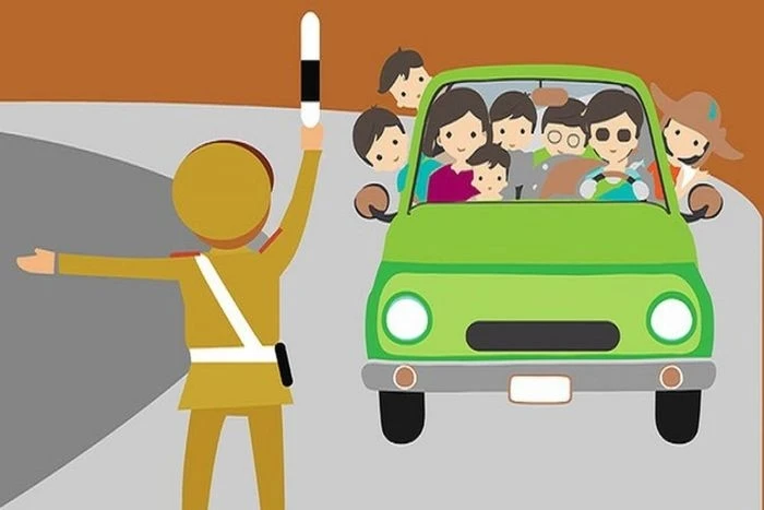 Tùy từng trường hợp, việc chở quá đông người trên xe sẽ bị phạt từ vài trăm nghìn đồng đến vài triệu đồng.