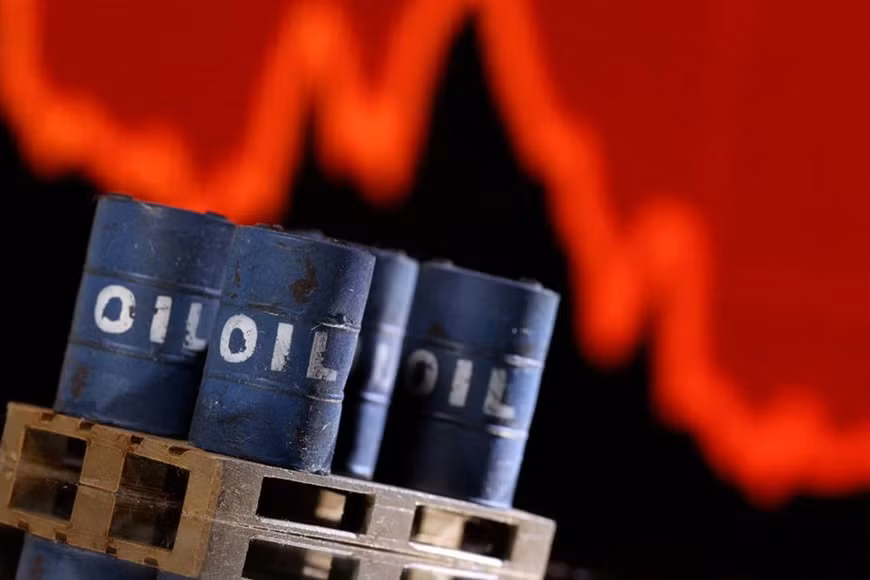 Giá xăng dầu giảm sốc sau quyết định tăng lãi suất của Ngân hàng Trung ương Anh.