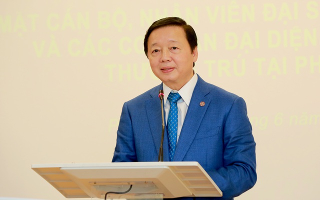 Chìa khóa của phát triển là chuyển đổi xanh, chuyển đổi số - Ảnh 1. Phó Thủ tướng Trần Hồng Hà cho biết thế giới đang ở thời khắc quá trình chuyển đổi mô hình phát triển dựa vào tài nguyên thiên nhiên sang kinh tế tri thức, kinh tế xanh, kinh tế tuần hoàn carbon thấp.