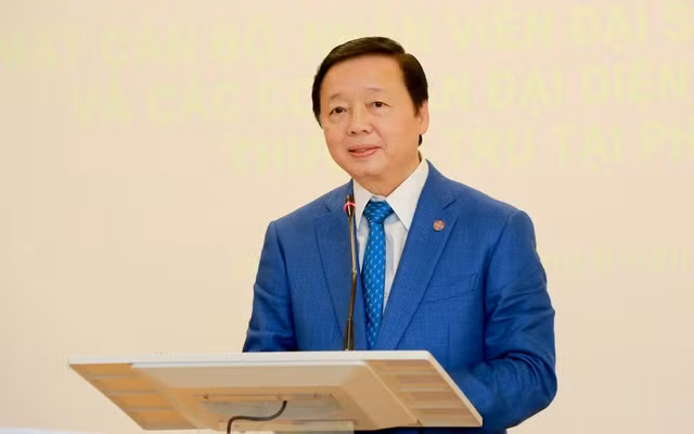 Phó Thủ tướng Trần Hồng Hà cho biết thế giới đang ở thời khắc quá trình chuyển đổi mô hình phát triển dựa vào tài nguyên thiên nhiên sang kinh tế tri thức, kinh tế xanh, kinh tế tuần hoàn carbon thấp.