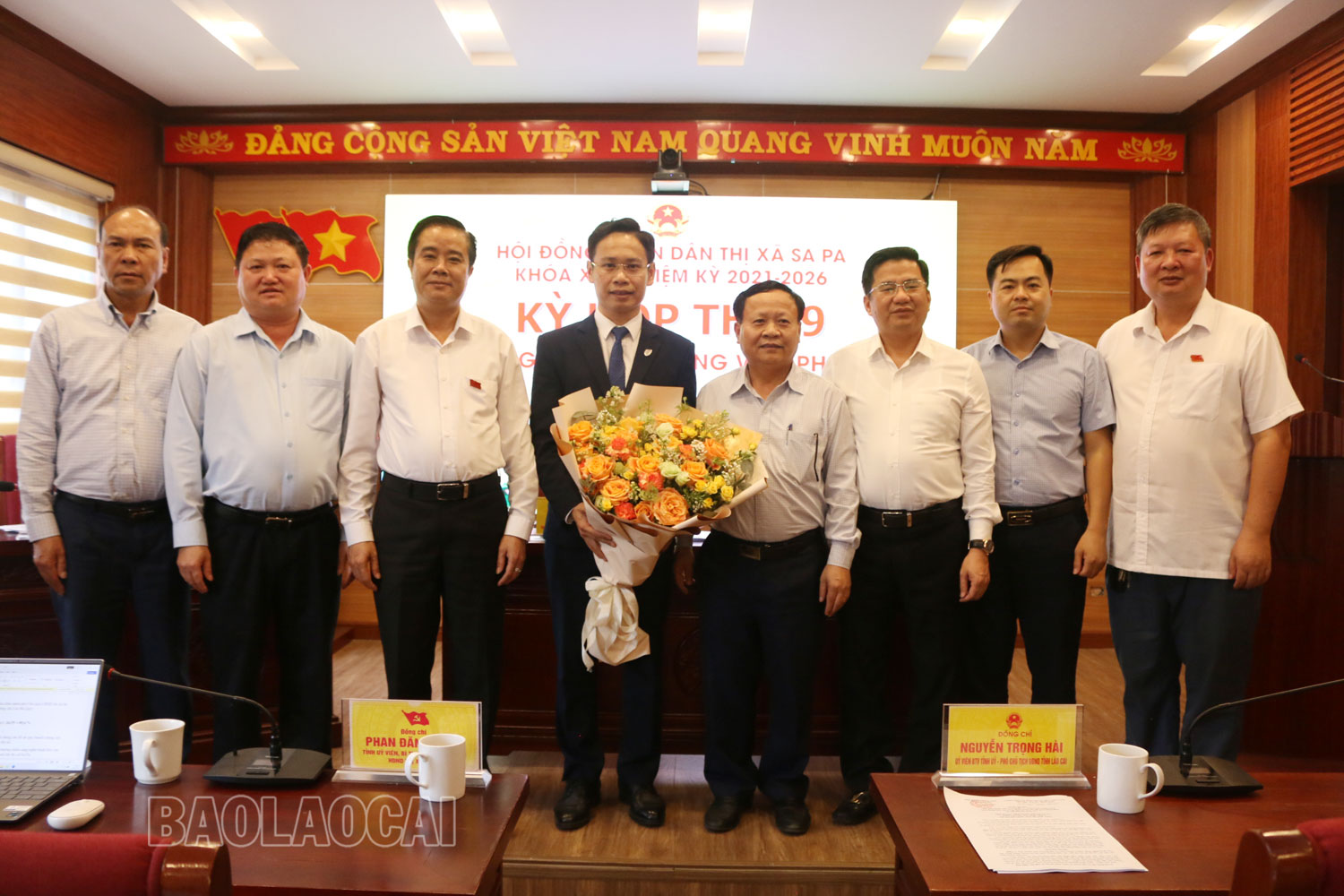 Đại biểu dự kỳ họp tặng hoa chúc mừng tân Phó Chủ tịch UBND thị xã Sa Pa. sp4.jpg