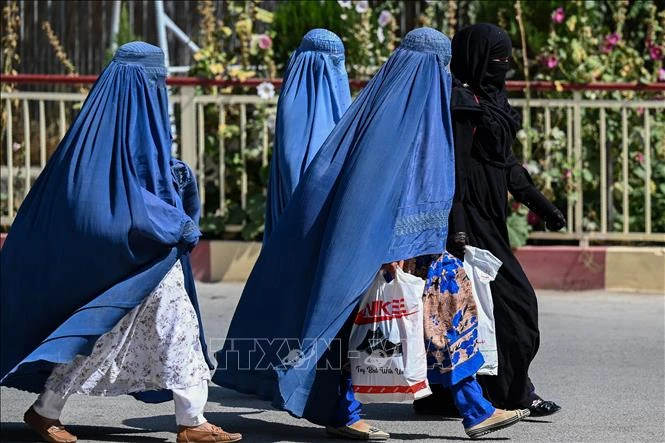 Phụ nữ Afghanistan trong trang phục Burqa tại bệnh viện Wazir Akbar Khan ở Kabul, Afghanistan, ngày 1/9/2021.
