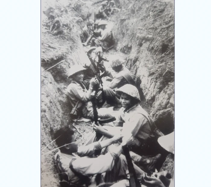 Quân ta ở dưới chiến hào, trước giờ xuất kích trong Chiến dịch Điện Biên Phủ. Ảnh tư liệu