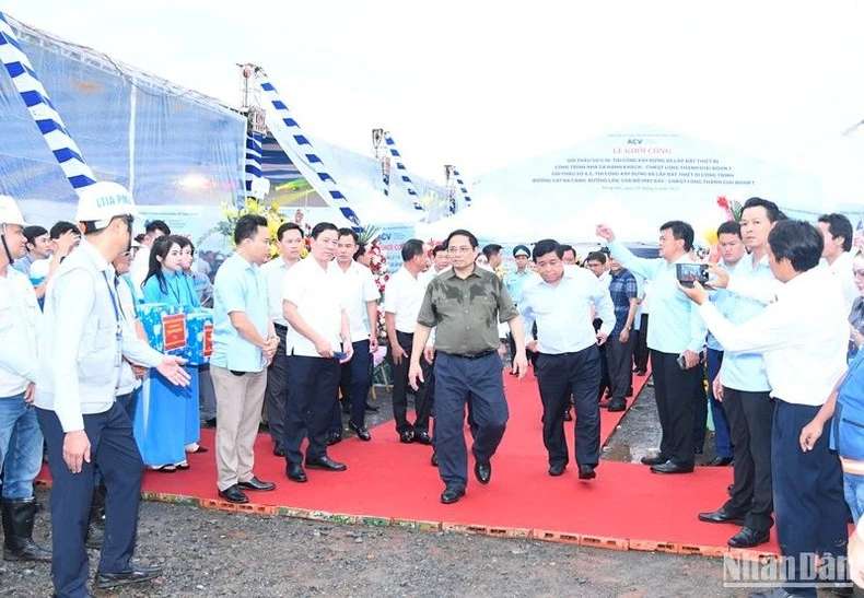 Thủ tướng Phạm Minh Chính thăm, động viên các đơn vị thi công dự án.