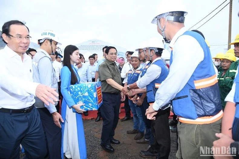 Thủ tướng Phạm Minh Chính tặng quà động viên cán bộ, công nhân trên công trường xây dựng dự án Cảng hàng không quốc tế Long Thành.