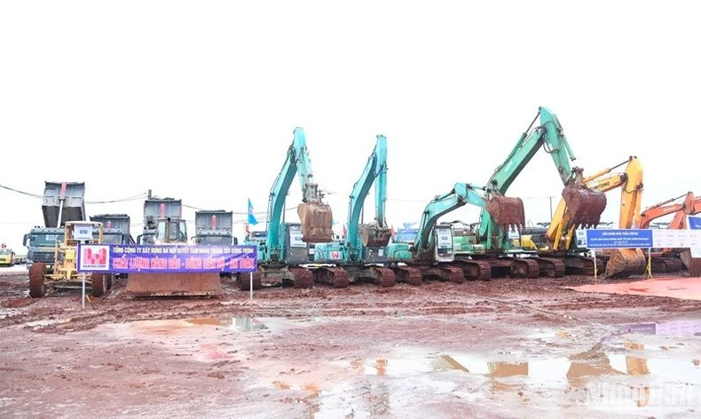 Máy móc thiết bị của các đơn vị thi công tại lễ khởi công.