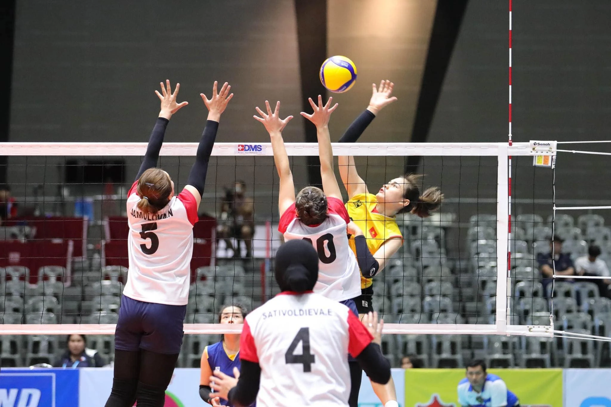 Tuyển nữ bóng chuyền Việt Nam có chiến thắng dễ dàng trước Uzbekistan.