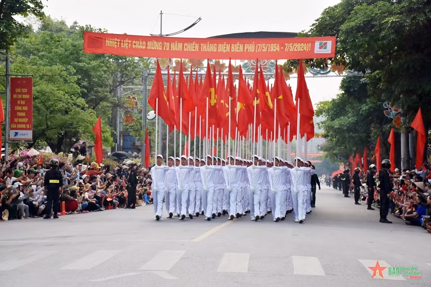 Khối cờ Đảng, cờ Tổ quốc diễu hành trên các tuyến phố chính của thành phố Điện Biên Phủ.