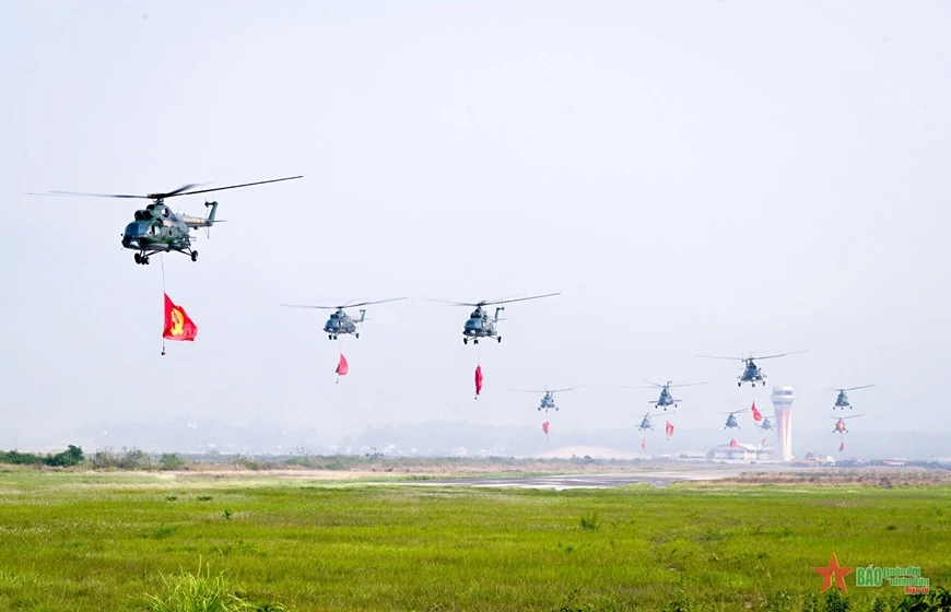 Biên đội máy bay trực thăng bay chào mừng xuất phát.