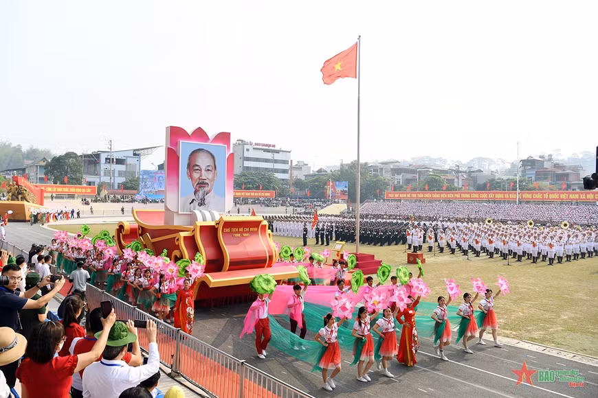 Xe rước ảnh chân dung Chủ tịch Hồ Chí Minh.