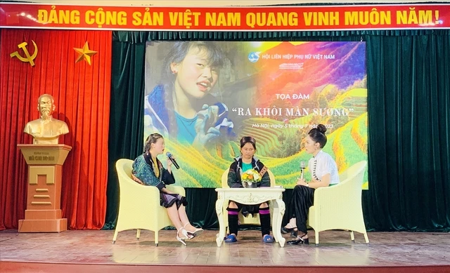 Tọa đàm "Ra khỏi màn sương" là những chia sẻ và lát cắt trong cuộc đời của hai mẹ con: chị Châu Thị Say và em Má Thị Di.