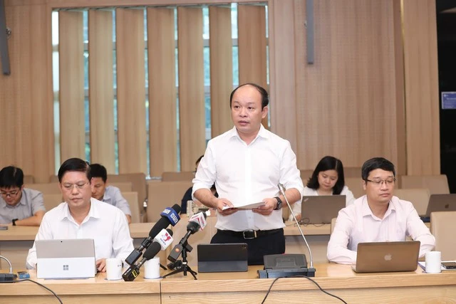 Ông Nguyễn Đình Phước, Kế toán trưởng EVN nêu các căn cứ, cơ sở của việc điều chỉnh tăng giá điện lần này - Ảnh: VGP/Thu Cúc