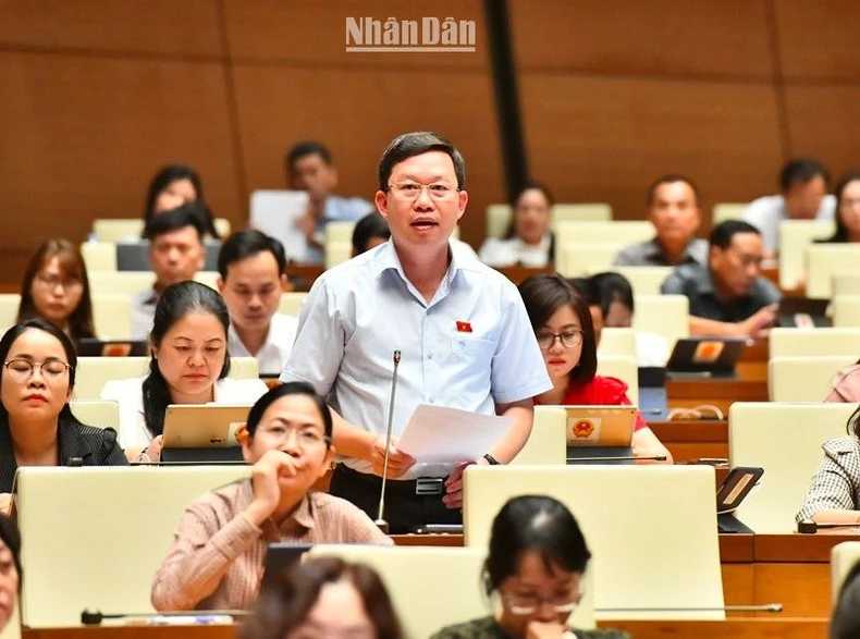 Đại biểu Nguyễn Quốc Luận - Đoàn đại biểu Quốc hội tỉnh Yên Bái phát biểu thảo luận.