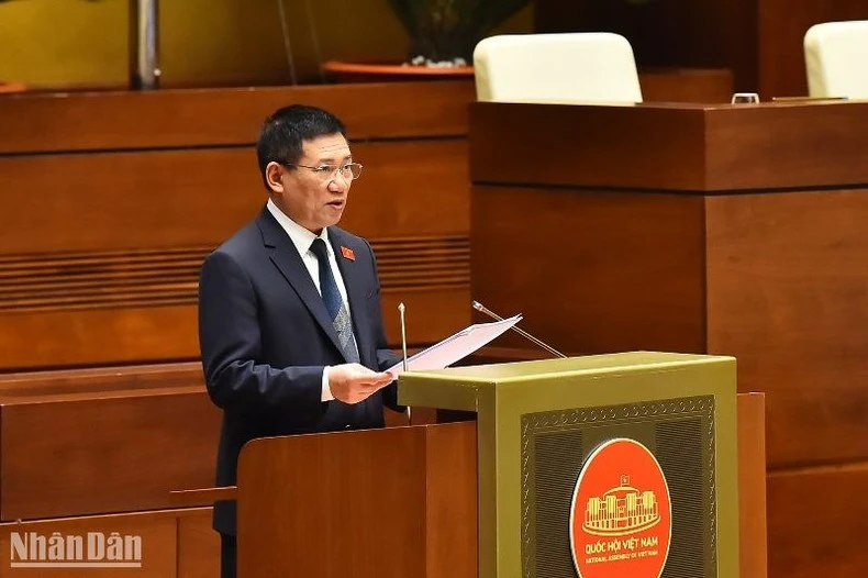 Bộ trưởng Tài chính Hồ Đức Phớc trình bày Tờ trình về tiếp tục thực hiện chính sách giảm thuế GTGT 2% theo Nghị quyết số 43/2022/QH15 của Quốc hội.