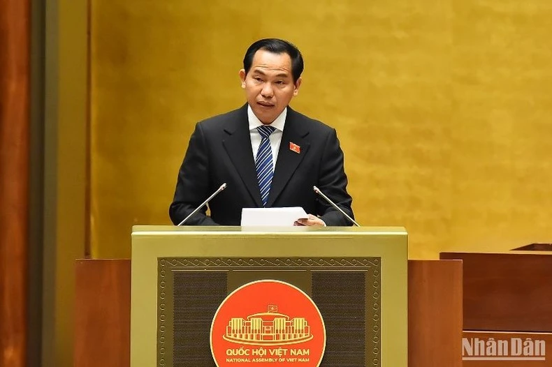 Chủ nhiệm Ủy ban Tài chính, Ngân sách của Quốc hội Lê Quang Mạnh trình bày Báo cáo thẩm tra về việc tiếp tục thực hiện chính sách giảm thuế giá trị gia tăng 2% theo Nghị quyết số 43/2022/QH15 ngày 11/1/2022.