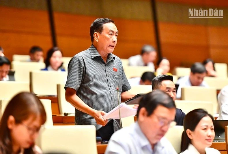 Đại biểu Phạm Văn Hòa (Đồng Tháp) phát biểu.