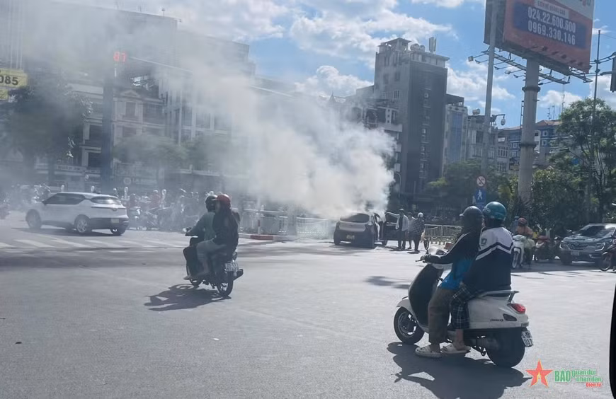 Một xe ô tô bốc cháy tại nút giao đường Láng-Nguyễn Chí Thanh (Hà Nội) trong ngày 13-6.