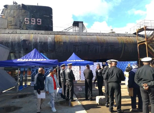 SAS Assegaai sẽ được chuyển lên bờ, đến địa điểm cố định mới vào tháng Bảy. Ảnh: news24.com