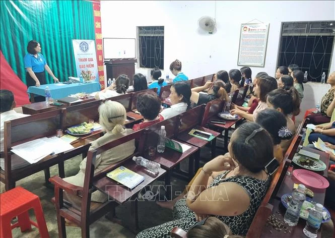 Tuyên truyền về chính sách BHXH tại khu dân cư.