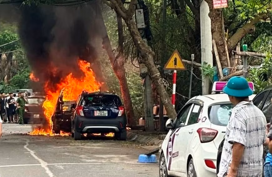 Một ô tô cũ bốc cháy khi đang đậu trên đường tại quận Hà Đông (Hà Nội).