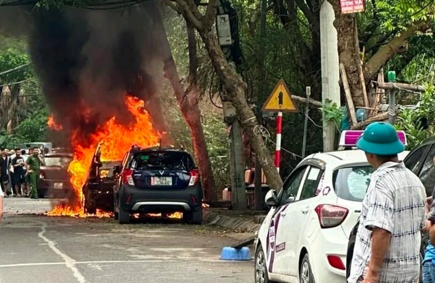 Một ô tô cũ bốc cháy khi đang đậu trên đường tại quận Hà Đông (Hà Nội).