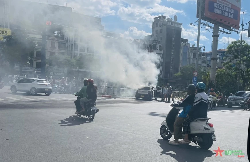 Một xe ô tô bốc cháy tại nút giao đường Láng-Nguyễn Chí Thanh (Hà Nội) trong ngày 13-6.