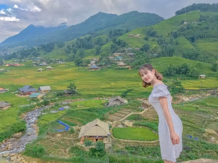 Du khách chụp ảnh cùng vẻ đẹp nên thơ của làng Lao Chải - Ảnh: Vũ Huệ