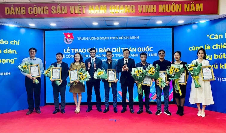 Trao giải A cho các tác giả đoạt giải năm 2022.