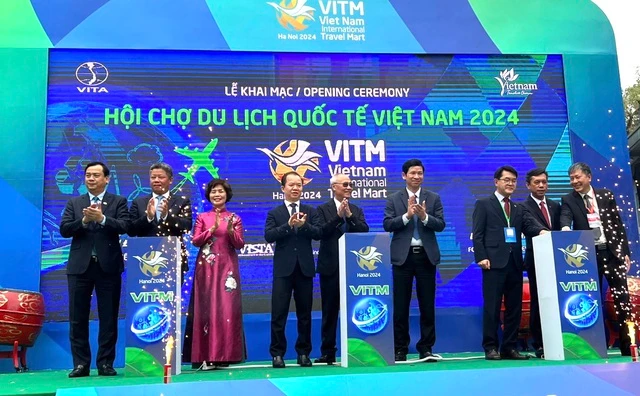 Các đại biểu ấn nút khai mạc VITM Hà Nội 2024. Ảnh: VGP