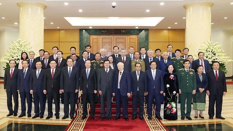 Tổng Bí thư Nguyễn Phú Trọng và Tổng Bí thư, Chủ tịch nước Lào Thongloun Sisoulith cùng các đại biểu hai nước chụp ảnh chung.