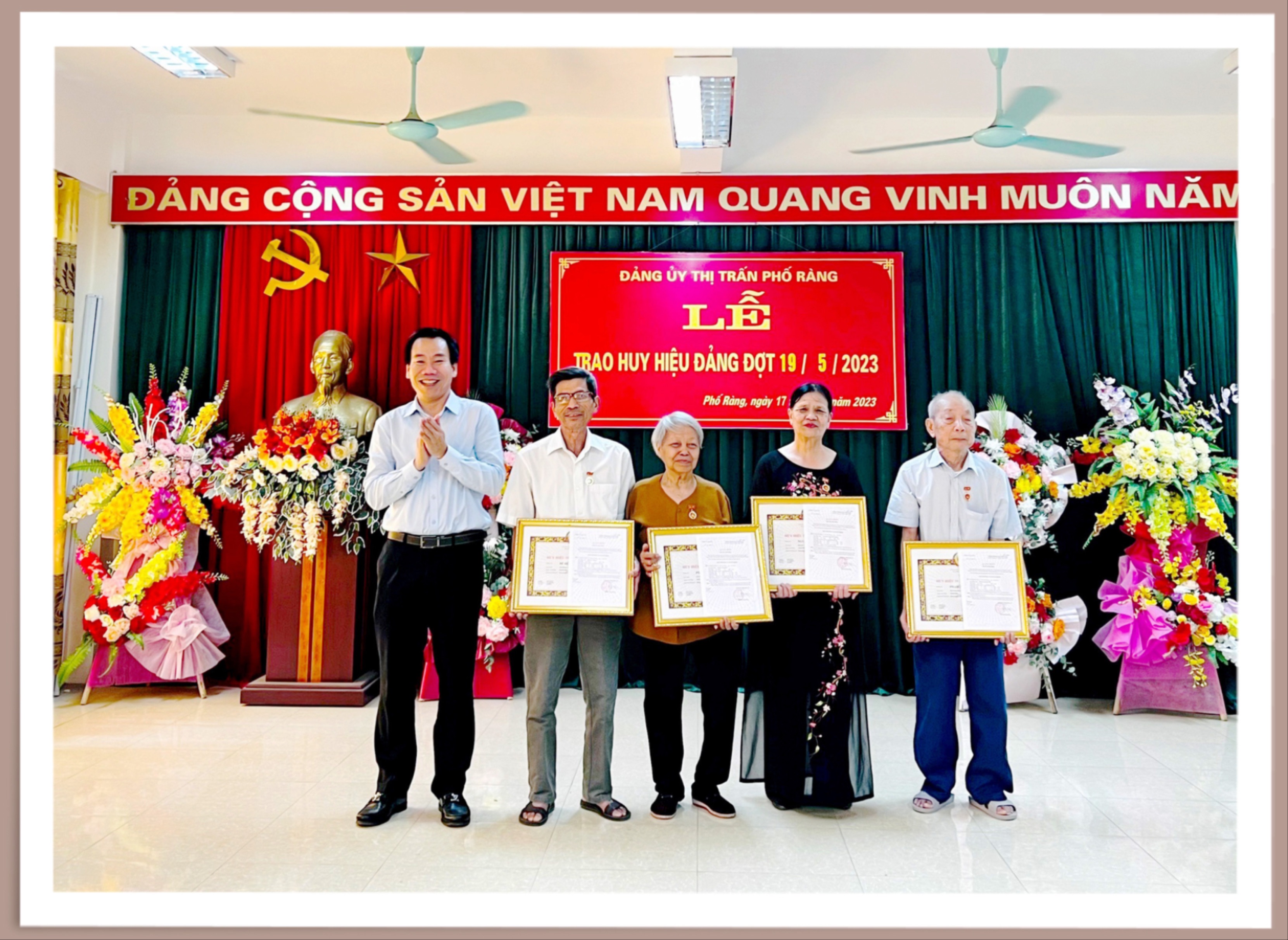 Trưởng Ban Tuyên giáo Tỉnh ủy Dương Đức Huy trao Huy hiệu Đảng cho các đảng viên lão thành tại thị trấn Phố Ràng. r3.jpg