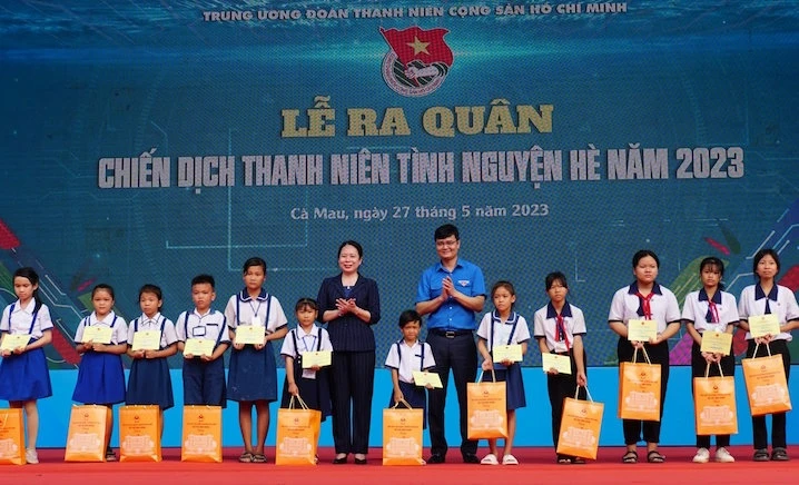 Phó Chủ tịch nước Võ Thị Ánh Xuân và Bí thư thứ nhất Trung ương Đoàn Bùi Quang Huy trao học bổng cho thiếu nhi tỉnh Cà Mau.