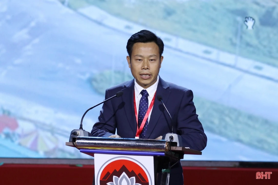 GS.TS. Lê Quân - Giám đốc Đại học Quốc gia Hà Nội chia sẻ chủ đề hợp tác giữa Đại học Quốc gia Hà Nội với tỉnh Hà Tĩnh cùng các doanh nghiệp trong thu hút đầu tư về khoa học - công nghệ, phát triển nguồn nhân lực để triển khai Quy hoạch tỉnh.