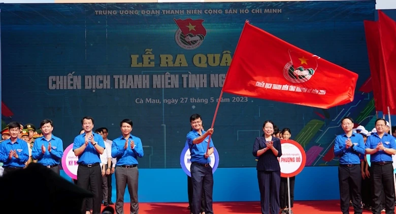 Phó Chủ tịch nước Võ Thị Ánh Xuân trao cờ ra quân chiến dịch Thanh niên tình nguyện hè 2023 cho Ban Bí thư Trung ương Đoàn.