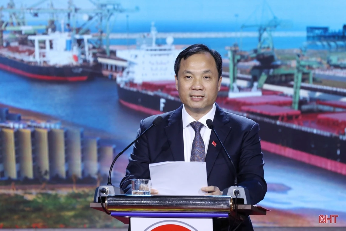 Bí thư Tỉnh ủy Hoàng Trung Dũng phát biểu tổng kết hội nghị.