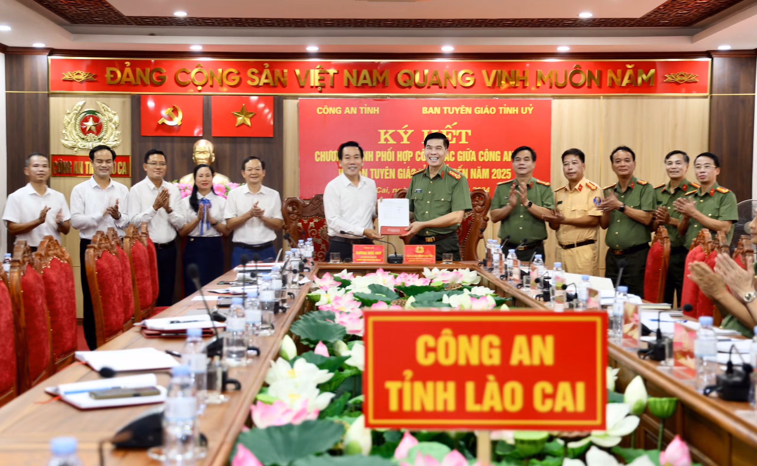 Hai đơn vị tiến hành ký kết quy chế phối hợp (2).jpg