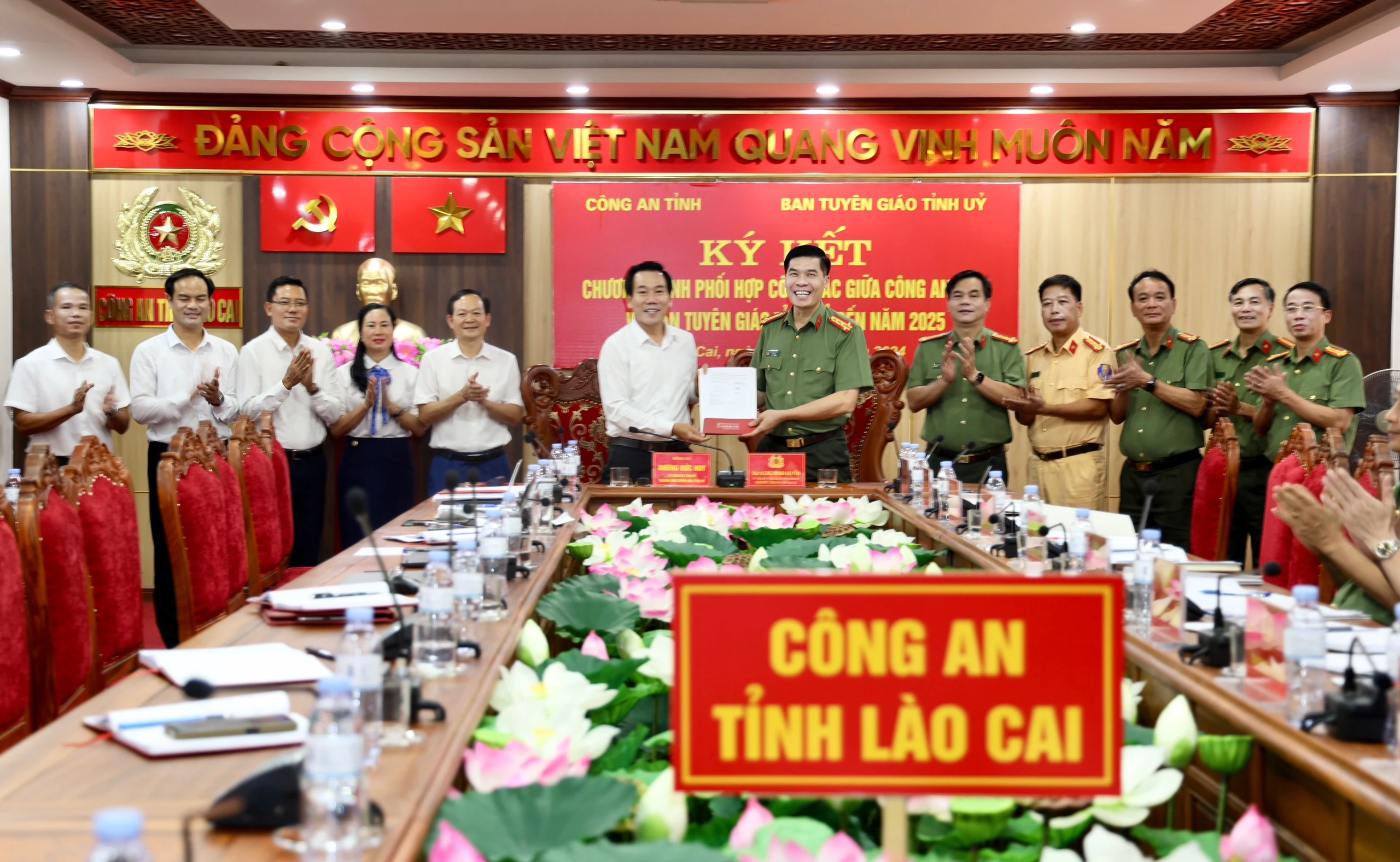 Hai đơn vị tiến hành ký kết quy chế phối hợp (2).jpg