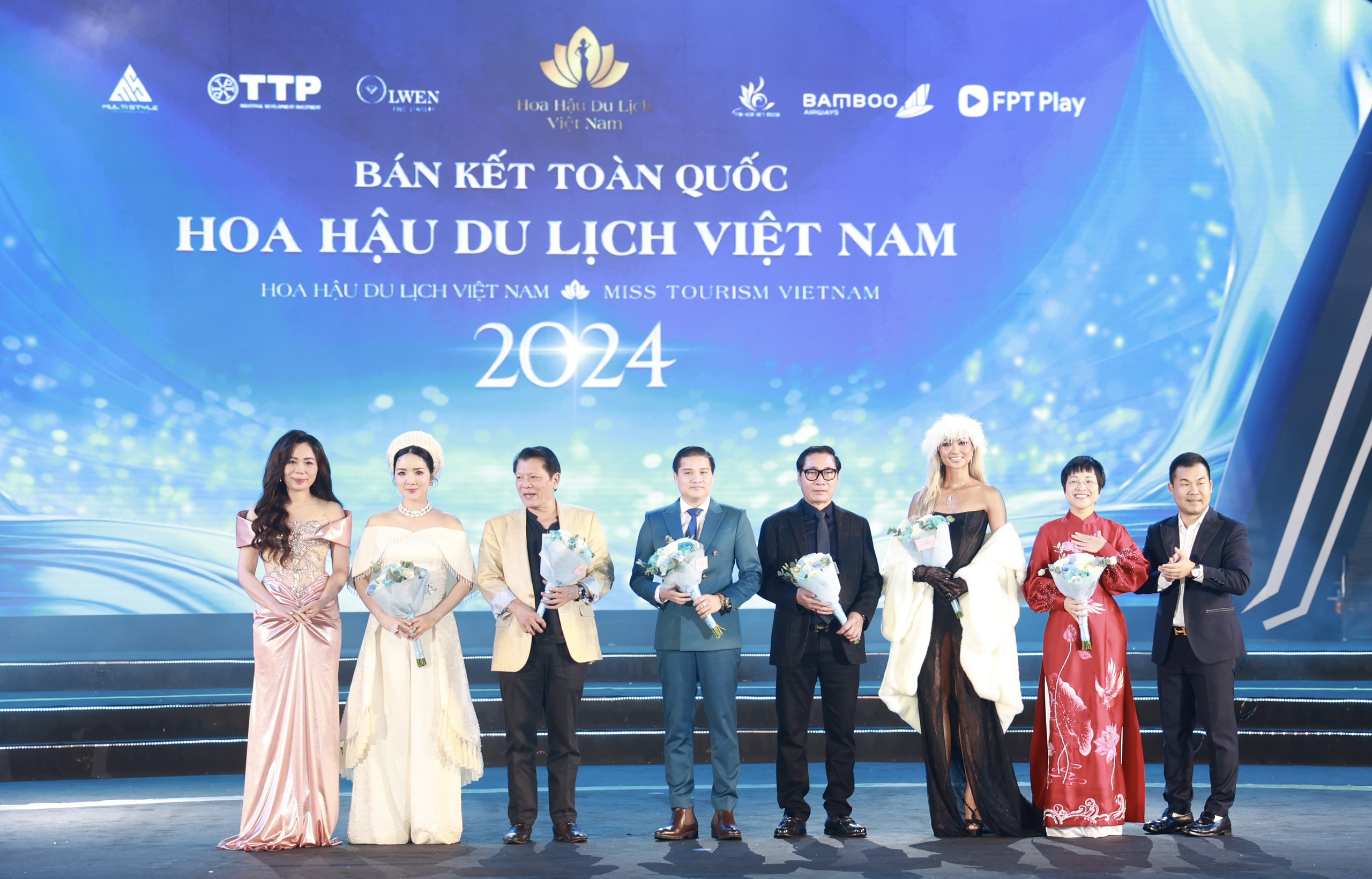 Tặng hoa cho Ban Giám khảo. eea22f4e4773e52dbc62.jpg