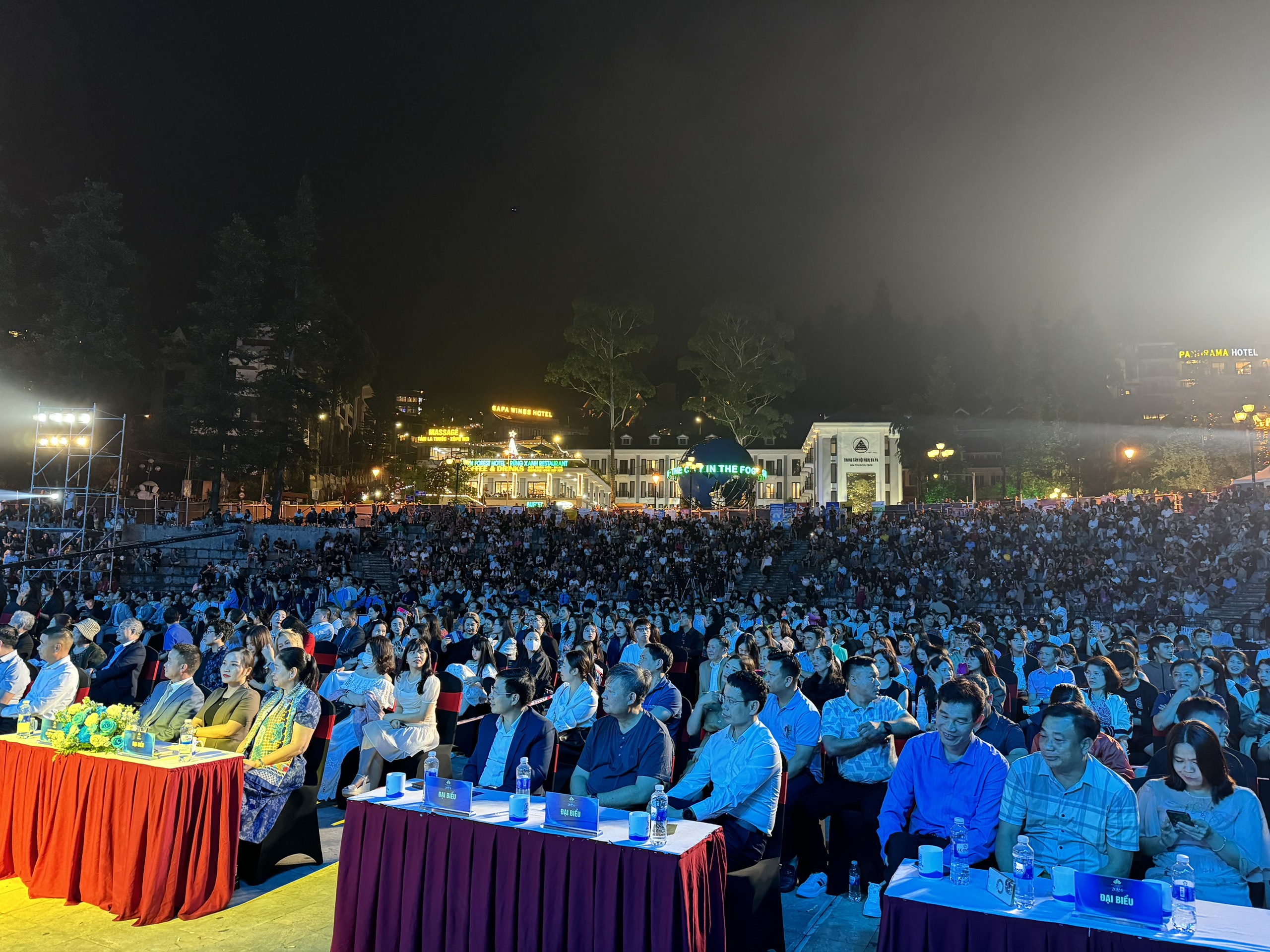 Hàng nghìn khán giả có mặt tại khu vực trung tâm thị xã Sa Pa để đón xem vòng bán kết Cuộc thi Hoa hậu Du lịch Việt Nam 2024. c2158e50df6d7d33247c.jpg