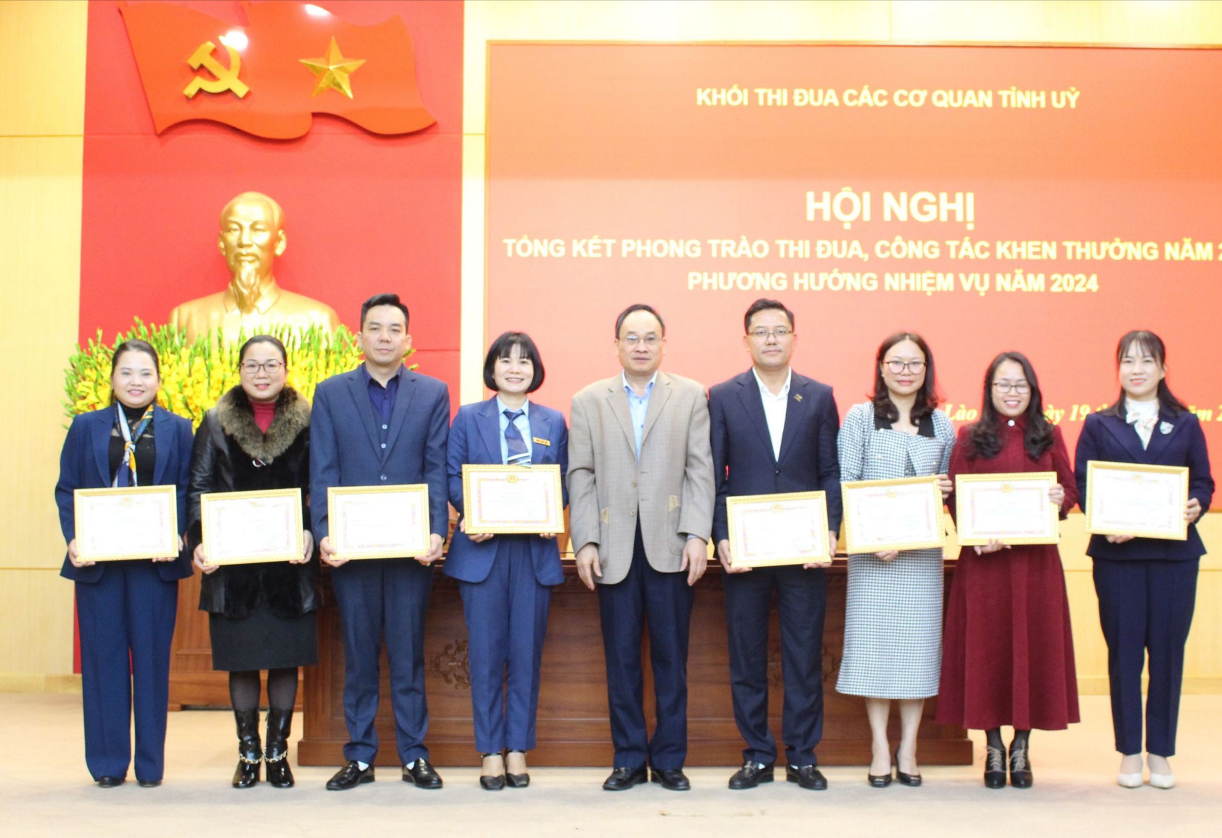 Khen thưởng các tập thể có thành tích xuất sắc. img-2805-5740-5092-1067.jpg