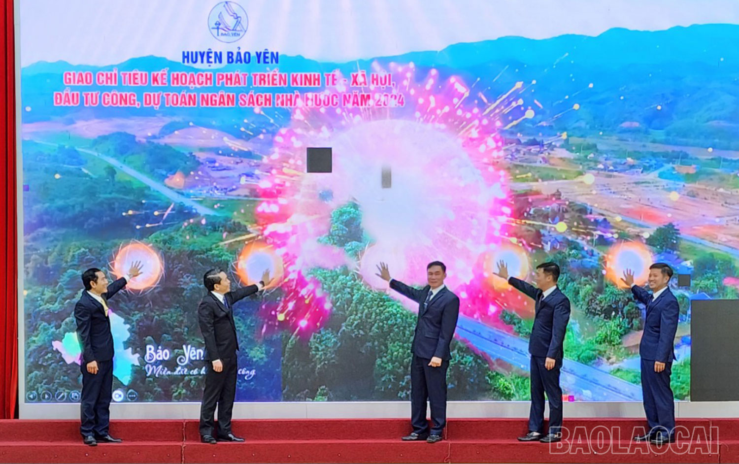 Các đồng chí lãnh đạo huyện Bảo Yên ấn nút giao kế hoạch phát triển kinh tế - xã hội, đầu tư công, dự toán ngân sách nhà nước năm 2024. by2-4909.jpg