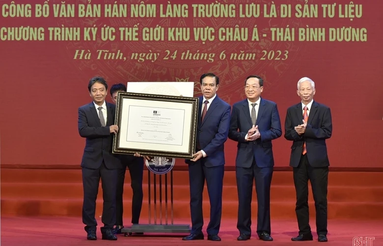 Thứ trưởng Bộ VH-TT&amp;DL Hoàng Đạo Cương trao bằng chứng nhận Văn bản Hán Nôm làng Trường Lưu là di sản tư liệu Chương trình ký ức thế giới khu vực châu Á - Thái Bình Dương cho tỉnh Hà Tĩnh.