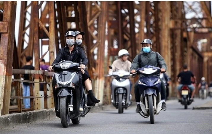 Thủ đô Hà Nội trời rét, trưa chiều hửng nắng.