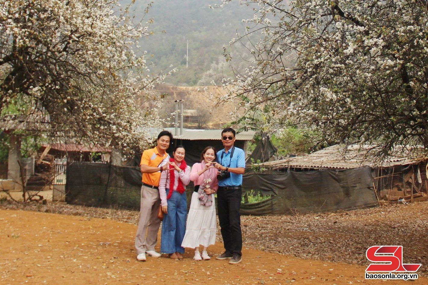 Du khách tham quan, trải nghiệm tại bản Nậm Nghẹp, xã Ngọc Chiến.