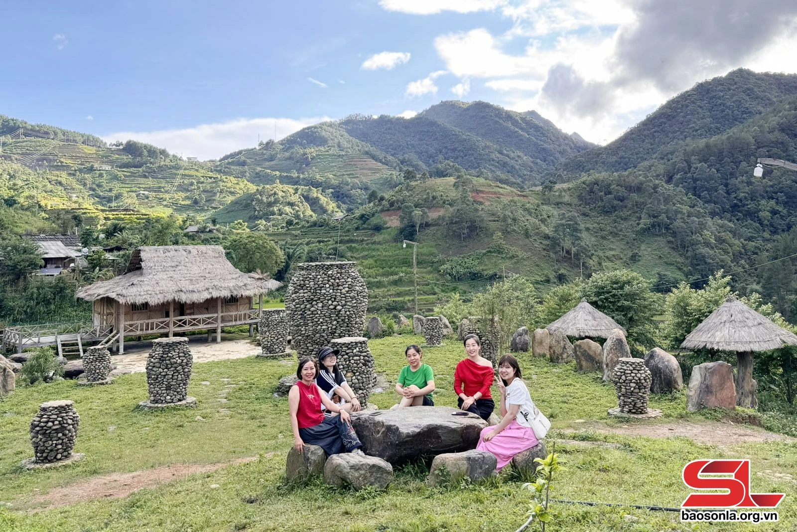 Du khách trải nghiệm khu chum đá lẩu xá, bản Kẻ, xã Ngọc Chiến.