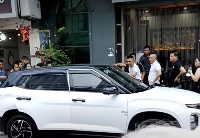 Hình ảnh lực lượng công an ập vào khách sạn tại TP Thanh Hóa bắt quả tang việc mua bán trẻ em chiều 11/6. Ảnh: MXH