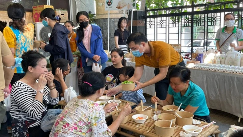 Khu ẩm thực với nhiều món ngon các vùng miền thu hút nhiều người tiêu dùng tại Thành phố Hồ Chí Minh.