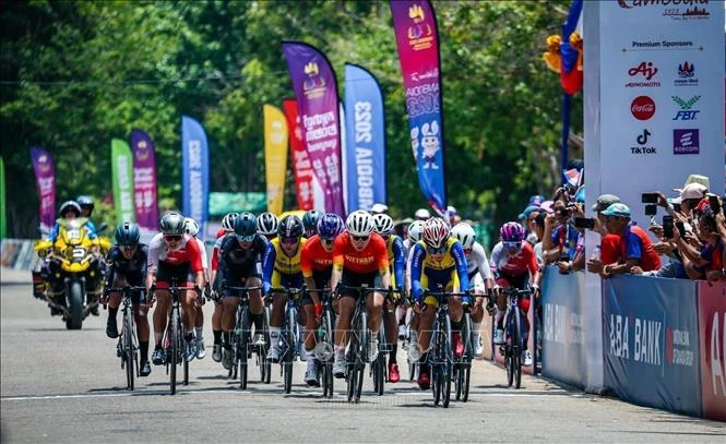 VĐV Nguyễn Thị Thật (áo đỏ đầu tiên) giành HCV môn Xe đạp.