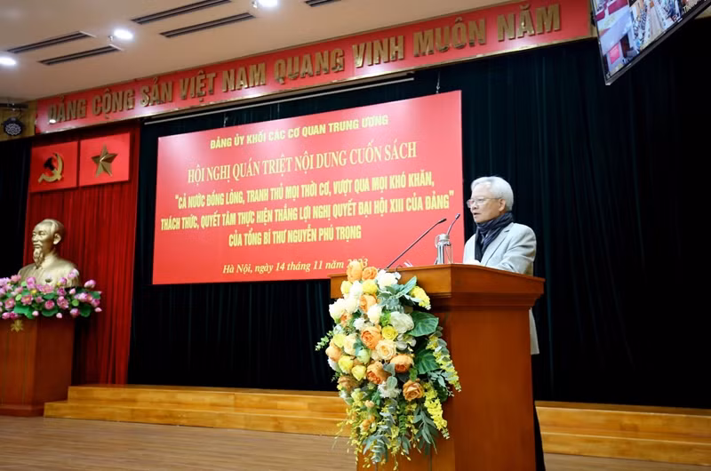 GS.TS Tạ Ngọc Tấn giới thiệu những nội dung của Cuốn sách “Cả nước đồng lòng, tranh thủ mọi thời cơ, vượt qua mọi khó khăn, thách thức; quyết tâm thực hiện thắng lợi Nghị quyết Đại hội XIII của Đảng”.